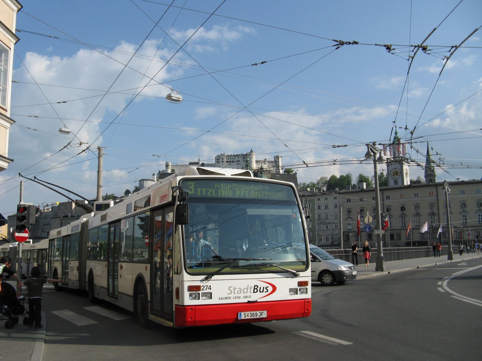 Salzburg Trolleybus at Staatsbrücke